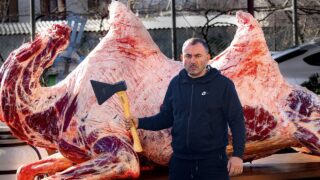 myaso-verbluda-na-mangale.-shashlyk-iz-verbluda.-eng-sub-attachment